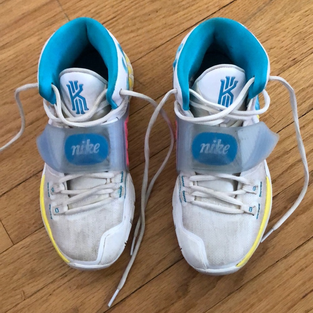 Boys Kyrie 2020 basketball shoes, size 5.5
